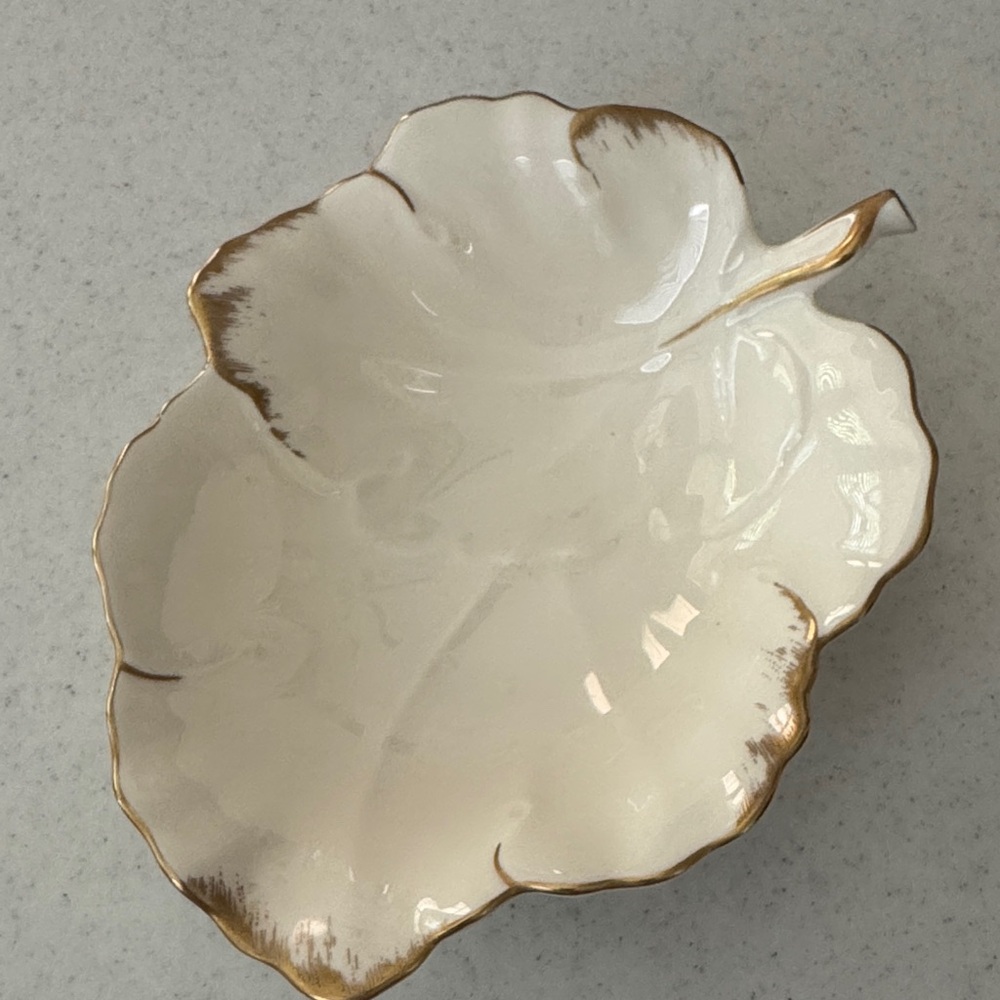 Mikasa 24-Karat Trimmed Ivory Bone China Leaf Bowl